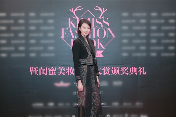 行走的衣架!李斯羽斩获「年度最佳时尚魅力艺人」