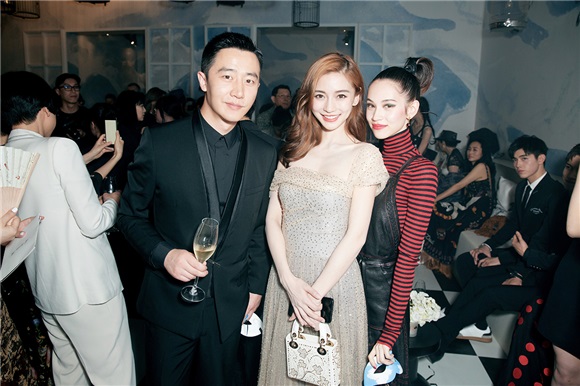 Angelababy现身高订大秀 金色露肩长裙优雅梦幻