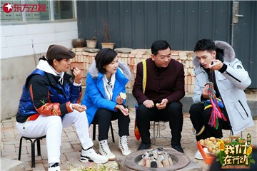 公益大使为绣品增销出谋划策