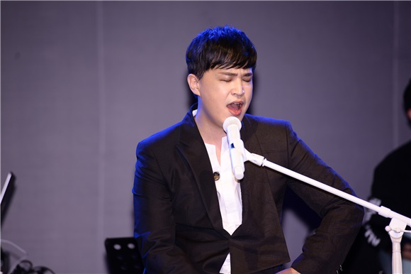 〈Yes首尔现场〉韩国歌手李秀出新专辑 作词作曲与编曲一手包办