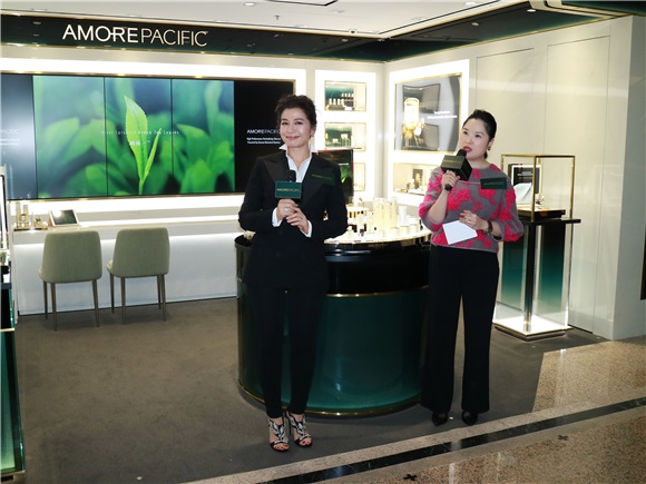 锺楚红出席时代广场AMOREPACIFIC概念店开幕活动