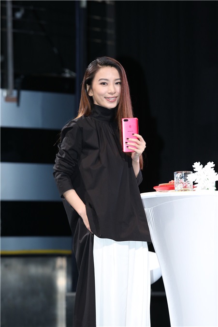 田馥甄出席手机品牌体验活动与粉丝共度耶诞节