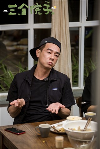 陈小春无奈摊手