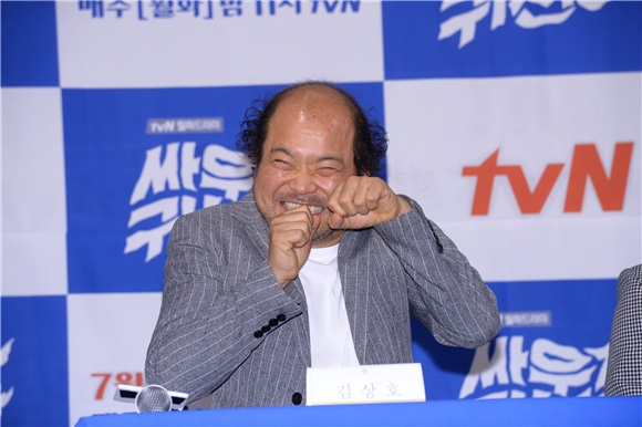 《打架吧,鬼神》发布会 金所炫玉泽演现场卖萌