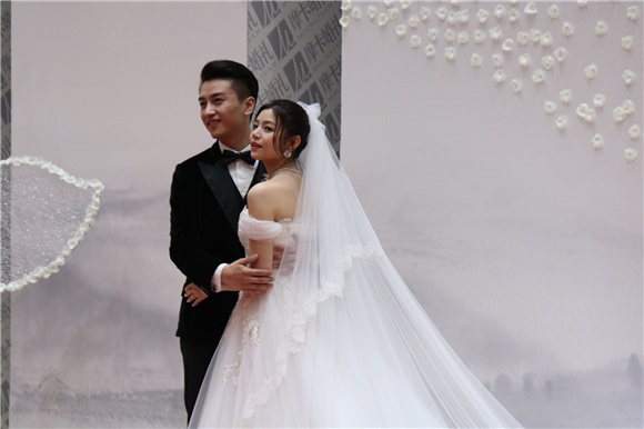 陈妍希穿婚纱与陈晓双双亮相 十指紧扣对视难掩幸福之情