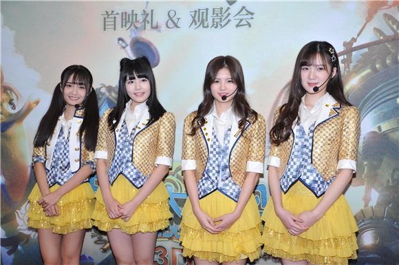 SNH48、王栎鑫出席电影《超能太阳鸭》活动