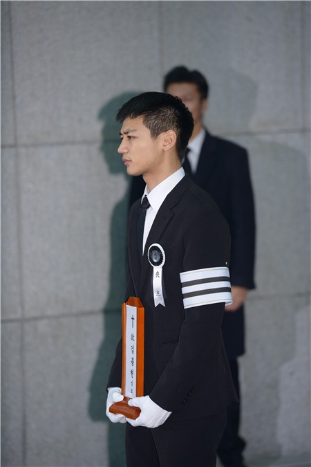〈Yes 首尔现场〉金钟铉葬礼今日举行 SHINee成员抬棺送最后一程