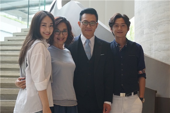 陈松龄、张兆辉为TVB剧集《全职没女》拍摄片头片尾