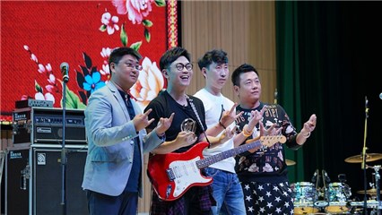 大鹏与当年“及格乐队”的朋友登台