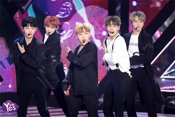 韩国Kriesha Chu、VOISPER、TRCNG、MXM等歌手在首尔SBS电视台参加了SBS MTV《The show》节目的现场直播