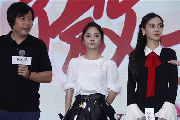 Angelababy与井柏然借位拥吻比爱心 呲牙咧嘴小表情不断一脸暧昧