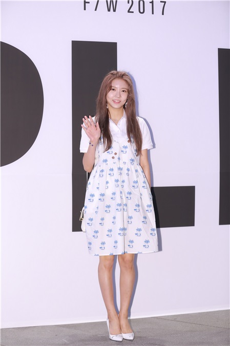 少女时代秀英、SISTAR宝拉、HIGHLIGHT尹斗俊、龙俊亨、gu9udan娜英等出《PUSHBUTTON X LINE FRIENDS》时装周