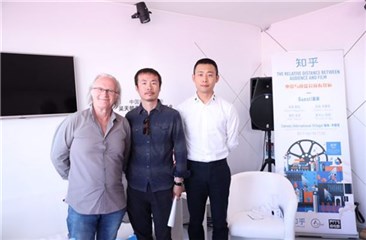 (穆勒、李睿珺、张译合影)
