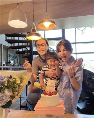 合体为Ella庆39岁生日  同穿团服相拥超甜上演回忆杀