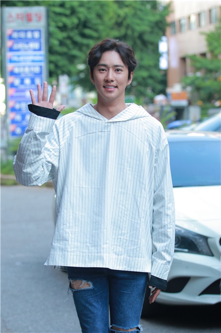 《逆贼》杀青宴 尹均相手动比心 露可爱笑容魅力满分