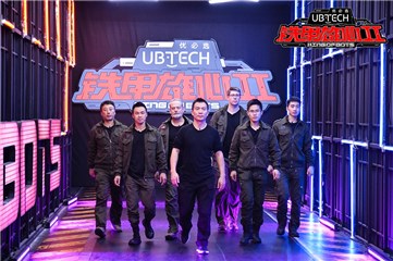 明星经理人黄健翔与战队成员