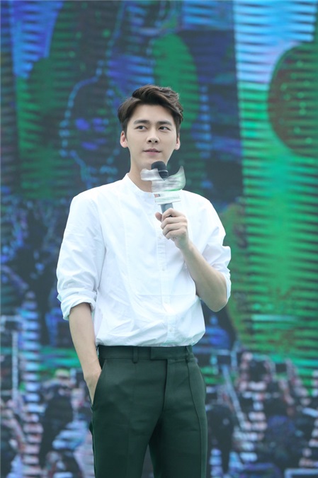 李易峰现身会粉丝变暖男 实力宠粉男友力max