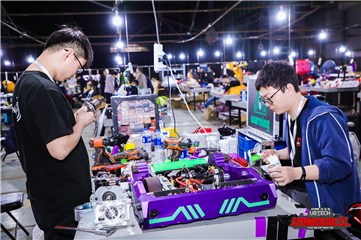 选手在对铁甲进行修护