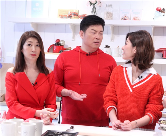 曾国城、黄嘉千、窦智孔、关诗敏等出席《爱呀,我的妈!》圣诞派对餐