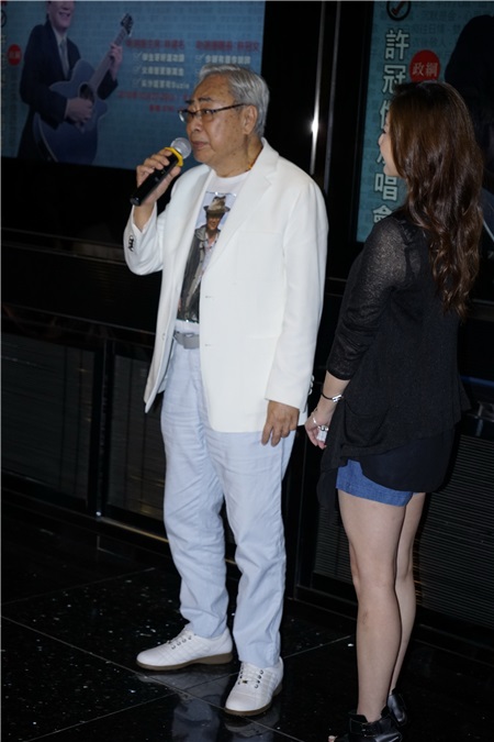 许冠杰与两个儿子、好友王敏德出席演唱会记者会