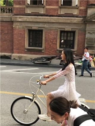 网友上海偶遇Angelababy骑行 清新白裙网友直呼贝微微既视感