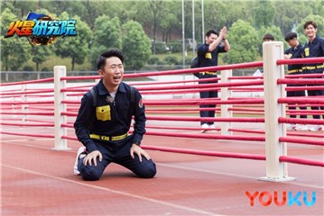 图:杨迪跪地认怂