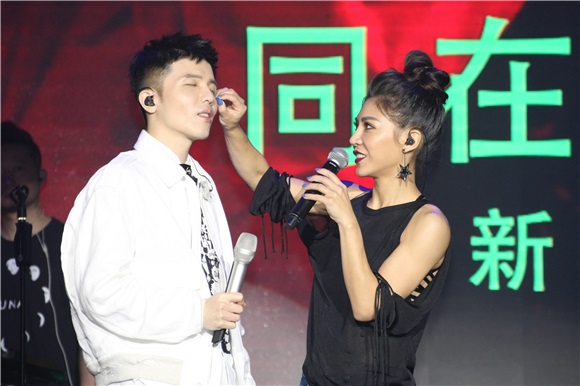宋念宇新歌演唱会 艾怡良送上美食