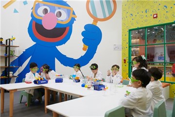 图片包含 人, 室内, 桌子, 卧室 描述已自动产生