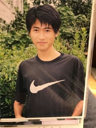 韩寒晒小鲜肉旧照遭调侃 赵丽颖：你以前真好看