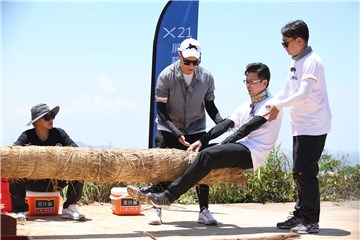 成员们为了完成“真理天平”的挑战齐心协力