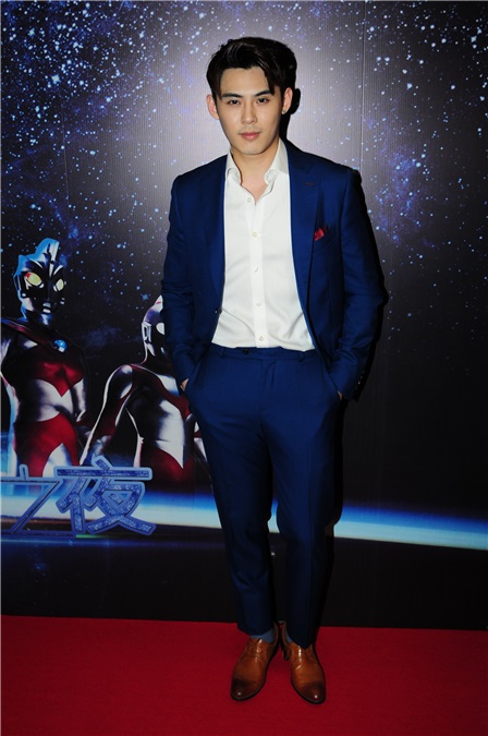 李小璐现身电视剧《奥特曼之夜》发布会 身着梦幻蓬蓬裙与导演交头接耳热聊不断
