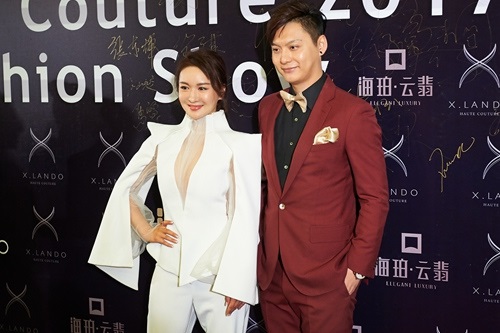 郑逸桐纯白裤装亮相时装周 美背隐现攻气十足