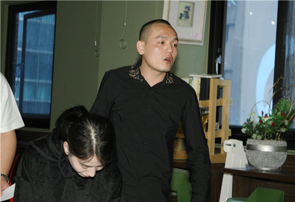 春风说明爸爸被殴受伤记者会