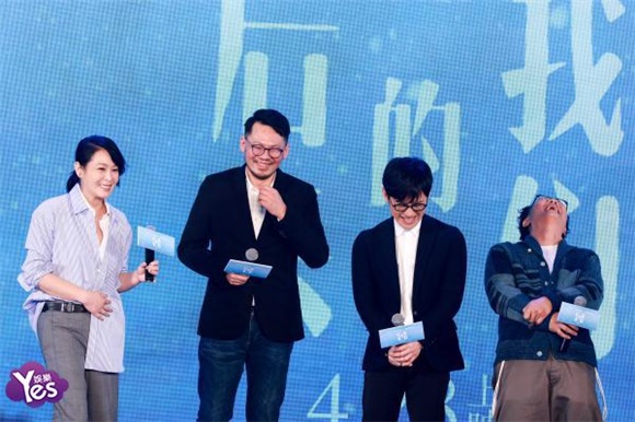 〈Yes 北京现场〉陈奕迅手抄歌词抓灵感 为了刘若英的电影唱到「背部拉伤」