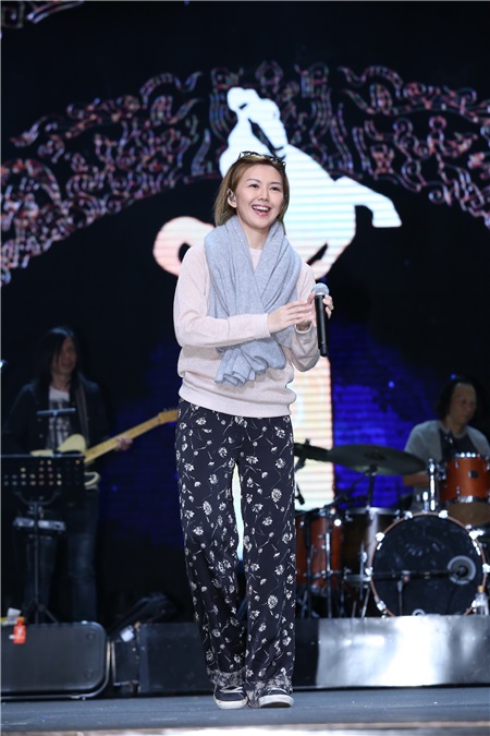 孙燕姿参加金马奖演出彩排