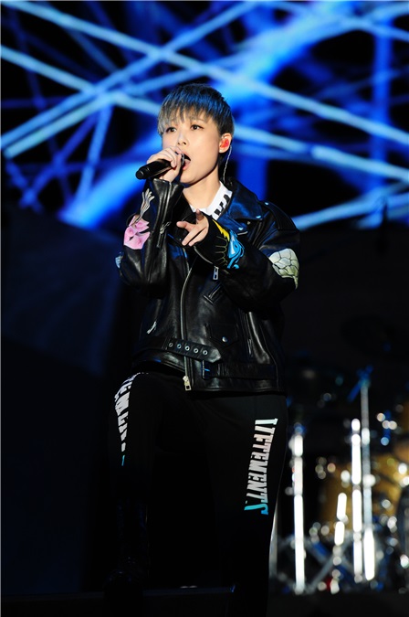 李宇春助阵Echo回声嘉年华音乐节 不畏炎热一袭皮衣帅气现身