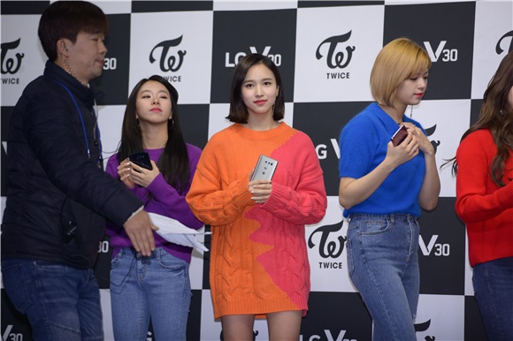 TWICE��ϯijƷ�Ʒ�˿ǩ����