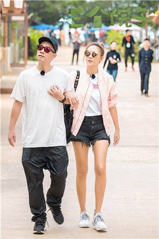陈小春应采儿夫妇甜蜜逛街