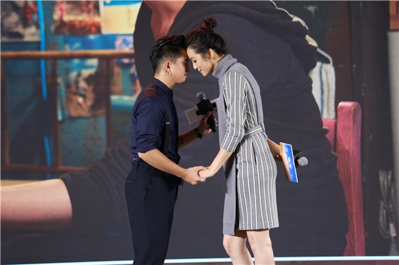 周杰伦出席《一万公里的约定》发布会 首当监制「戳头杀」解锁浪漫新动作