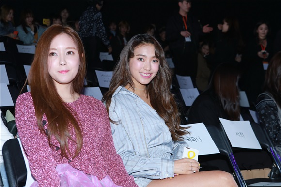 少女时代成员Tiffany、T-ara成员孝敏、SISTAR成员宝拉、演员李善彬等出席2017F/W首尔时装周活动