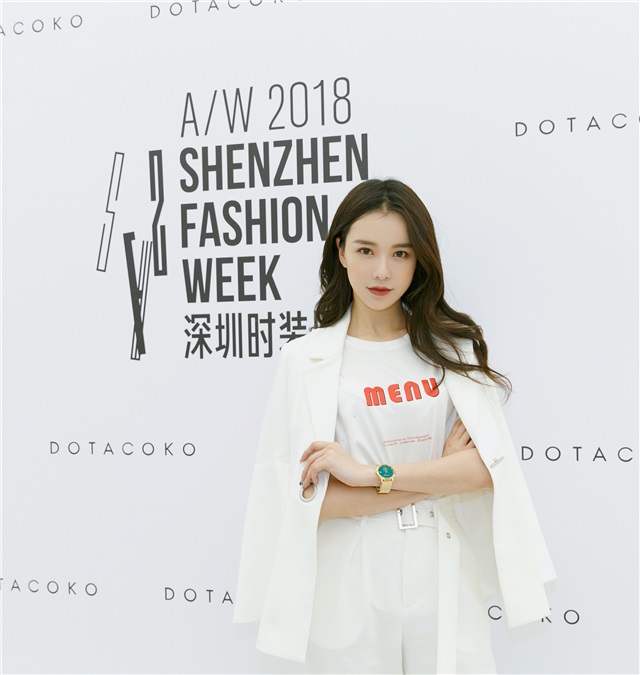 黄一琳白西服亮相深圳时装周 帅气演绎酷美新风尚