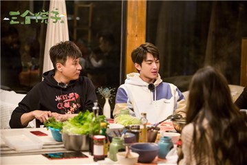 林更新朱桢在院子吃火锅