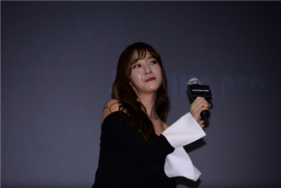 Jessica出席签名会 露肩礼服显高贵优雅