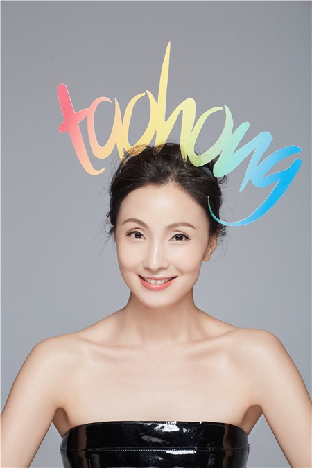 小陶虹俏皮九连拍 眼波流转萌态尽显