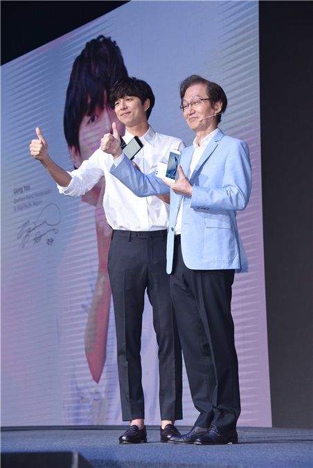 〈Yes现场〉孔刘出席代言手机发表记者会 贴心自拍的举动太撩妹