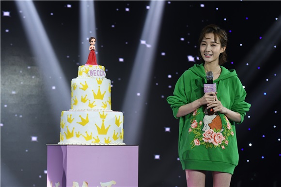 李一桐上海生日会献唱新歌 与粉丝亲密互动