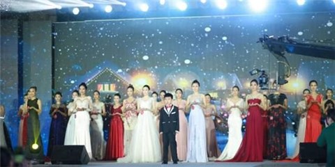 童星张丰收领唱《平安夜》