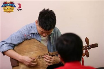 胡彦斌学习弹奏月琴