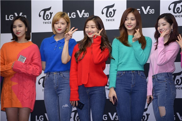 TWICE��ϯijƷ�Ʒ�˿ǩ����