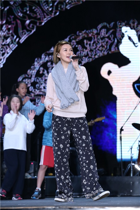 孙燕姿参加金马奖演出彩排
